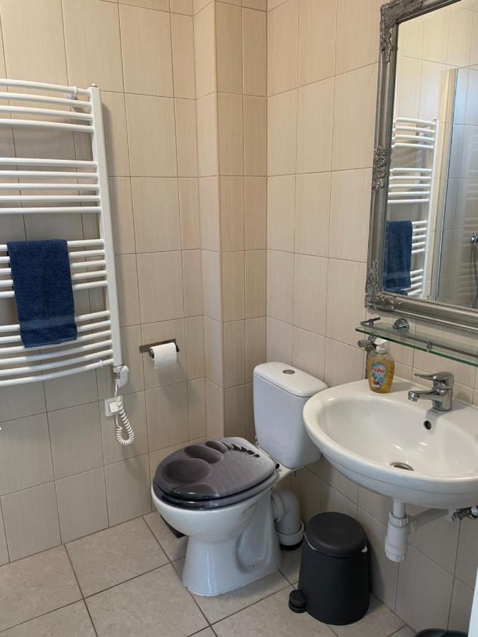Poolside Apartman *