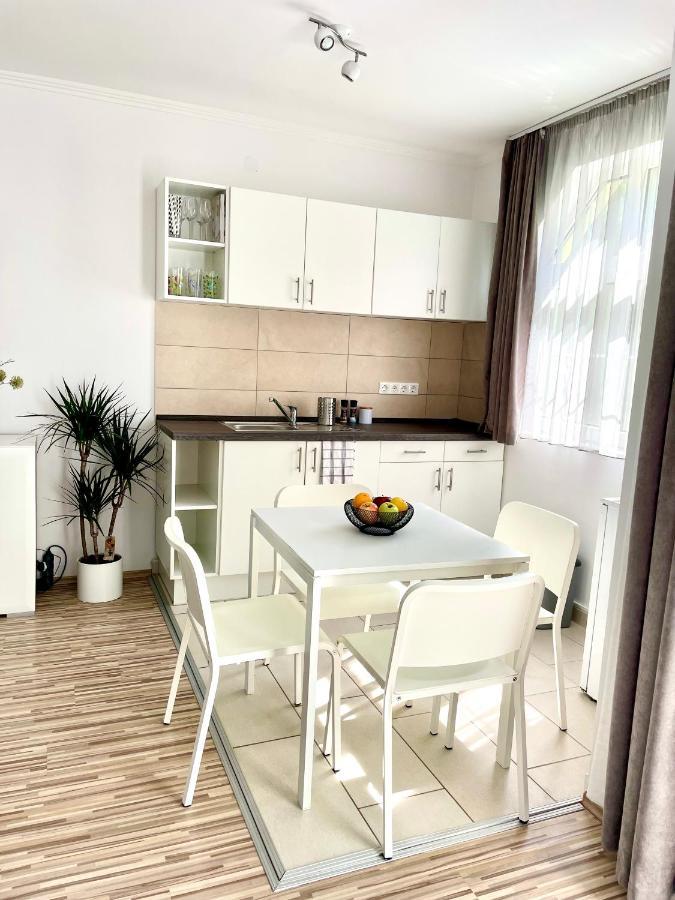Poolside Apartman Apartment *