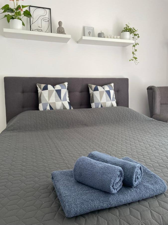 Poolside Apartman *